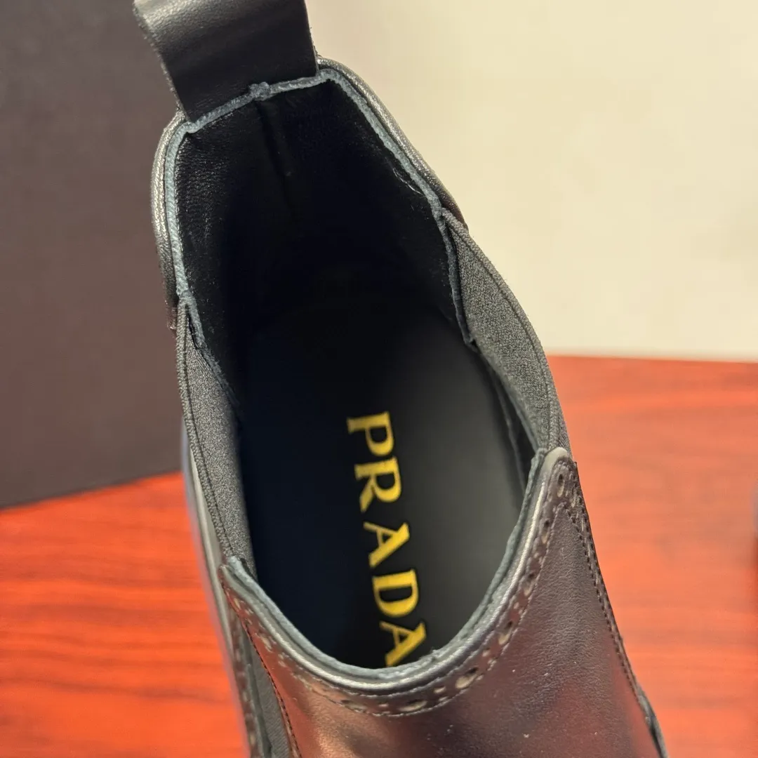 Batch 1020 Prada/Prada classic men's high-top air-cushion casual leather shoes, business formal leather shoes! Exclusive new air-cushion short boots for autumn and winter. Made in Guangdong, please pay attention to the details and pursue high quality. Italian original open-edge bead/matte calfskin styles are available. Low-key luxury, geometric tailoring, motorcycle imported from Germany, precision stitching, simple glossy classic European and American style, clear water chestnuts, brogue carving process, elastic band at the shoe opening, easy to put on and take off, standard formal wear, full calfskin lining, unique gold label foot pad from P family, heel webbing lift, stable and comfortable upper foot, original ultra-soft air cushion outsole, silver label PRADA letter logo decoration on the heel, rubber bottom wrapping, high comfort, excellent anti-slip performance, stitching technology Does not take off the sole, more durable, 3.5CM thick sole, more adaptable, can enter and exit various occasions, fine workmanship, clear edges and corners of the shoe shape, perfect as a work of art, quality assurance, complete package! Size: 38-39-40-41-42-43-44 Leather shoe size Item number: 2TG245 cowhide